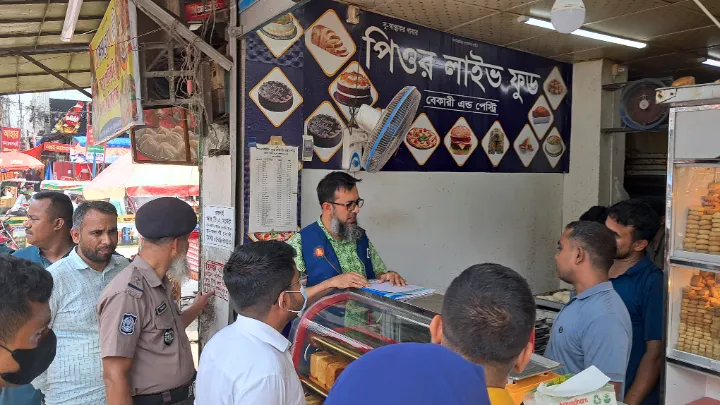 রাজশাহীতে বিএসটিআই’র অনুমোদনহীন লাইভ বেকারীকে জরিমানা